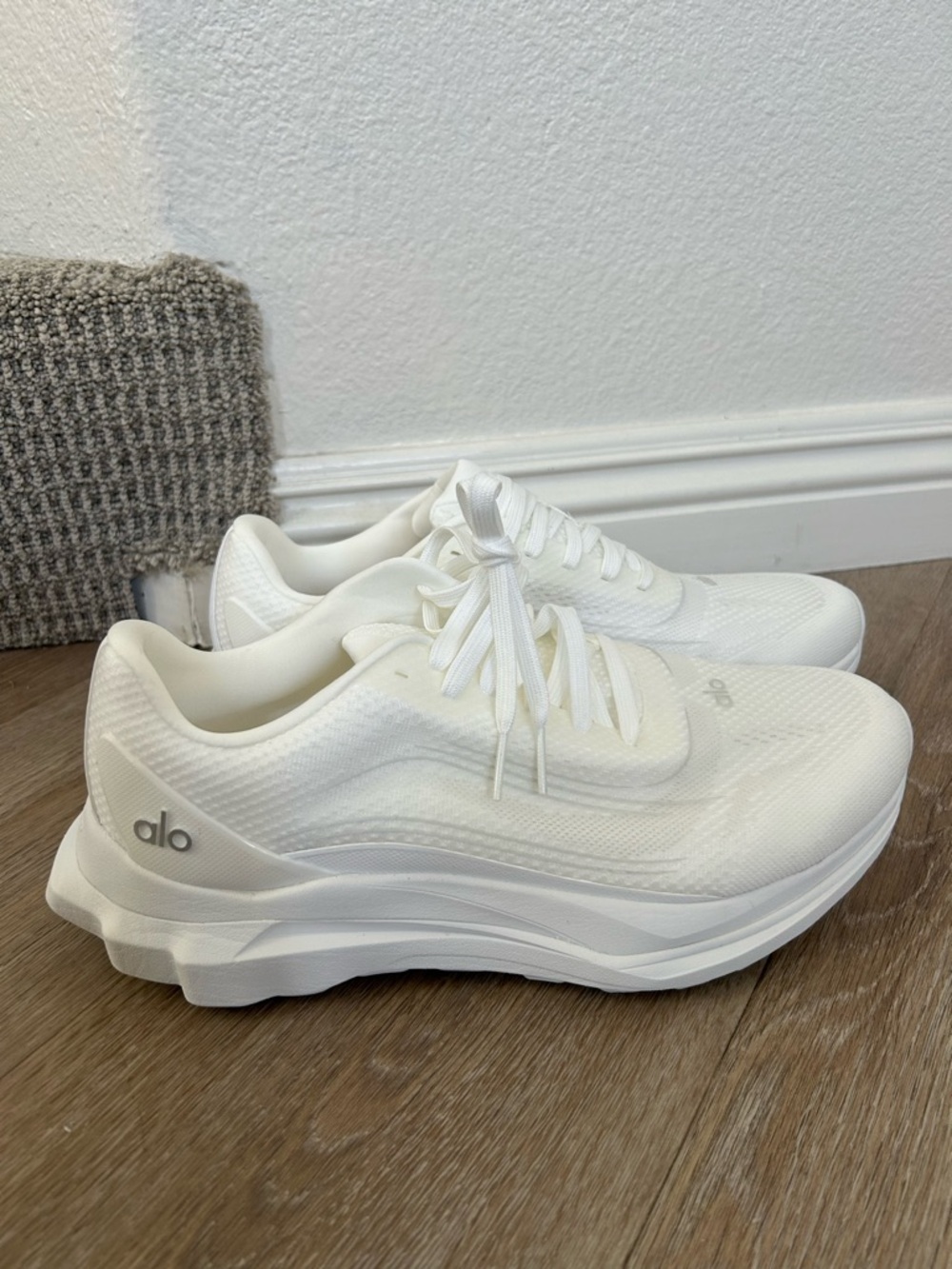 ALO Yoga Men’s Runner White Performance Sneakers, mens 9